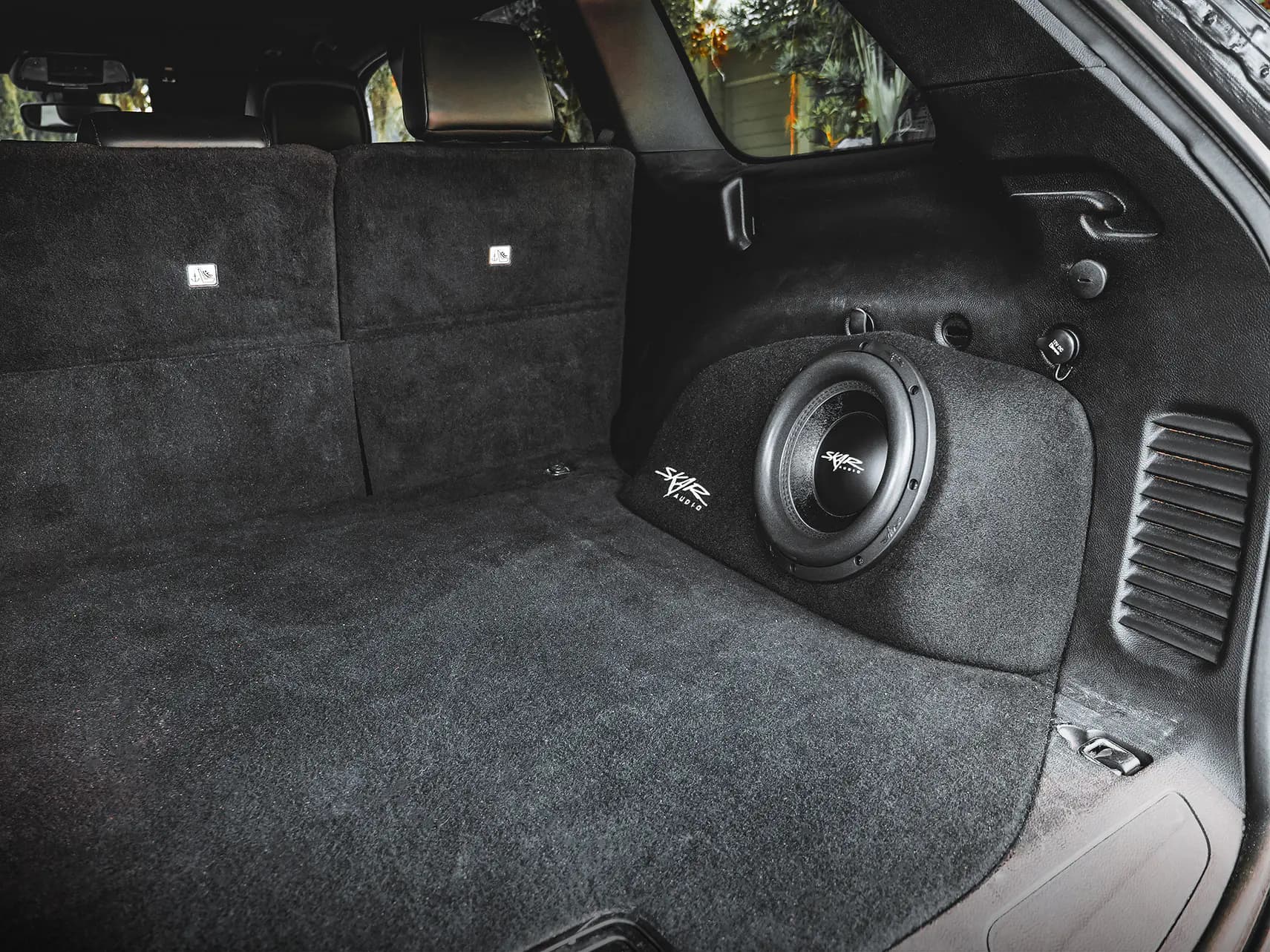 Skar Audio Single 10" 1,000W Max Power Loaded Subwoofer Enclosure Compatible with 2011-2021 Jeep Grand Cherokee Vehicles