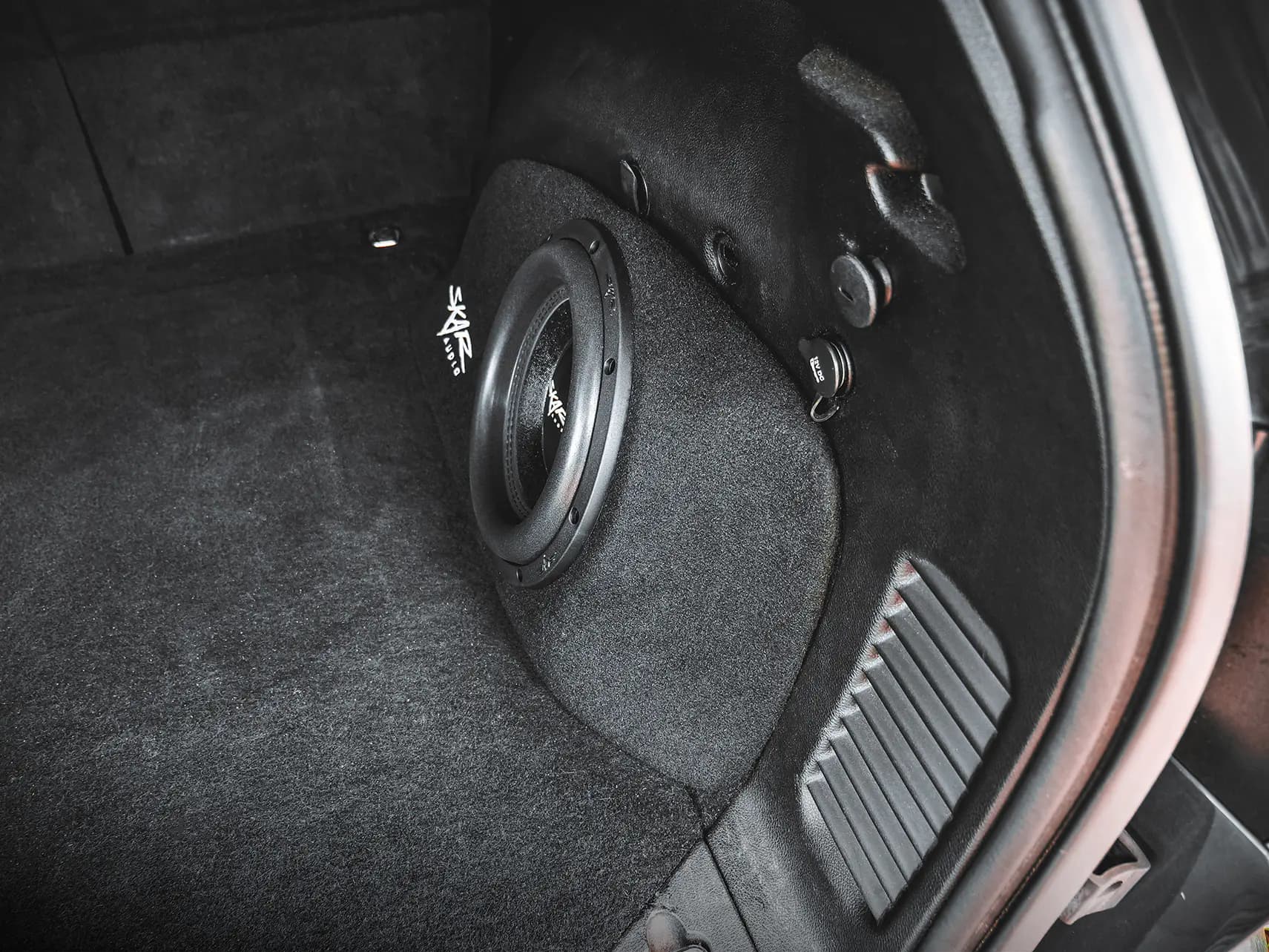Skar Audio Single 10" 1,000W Max Power Loaded Subwoofer Enclosure Compatible with 2011-2021 Jeep Grand Cherokee Vehicles